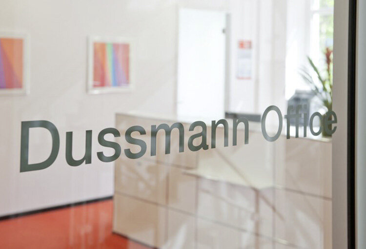 Entrance sign "Dussmann Office"