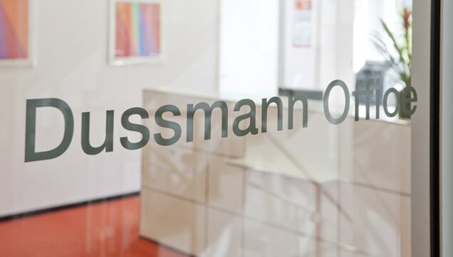 Entrance sign "Dussmann Office"