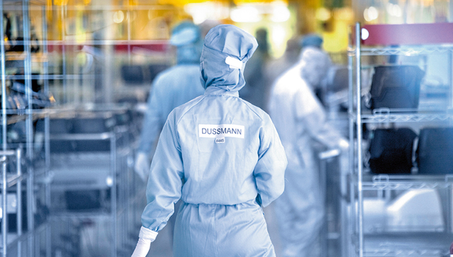 Dussmann employees in protective clothing