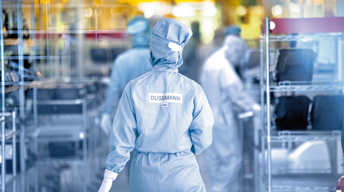 Dussmann employees in protective clothing