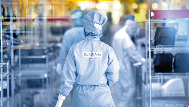 Dussmann employees in protective clothing