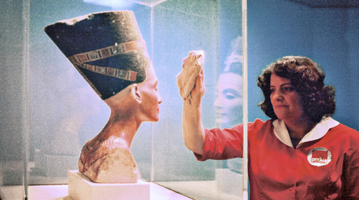 Cleaner cleans in the museum "Nefertiti 