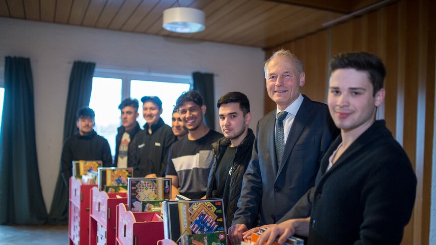 © Dr. Wolfgang Häfele, Dussmann Group executive board speaker and Simon Oder (right) of SV Gablenberg with young refugees (Copyright: Dussmann Group/ photo: Florian Gerlach/vor-ort-foto.de)