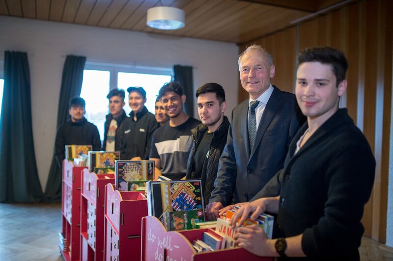 © Dr. Wolfgang Häfele, Dussmann Group executive board speaker and Simon Oder (right) of SV Gablenberg with young refugees (Copyright: Dussmann Group/ photo: Florian Gerlach/vor-ort-foto.de)