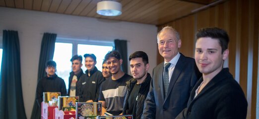 © Dr. Wolfgang Häfele, Dussmann Group executive board speaker and Simon Oder (right) of SV Gablenberg with young refugees (Copyright: Dussmann Group/ photo: Florian Gerlach/vor-ort-foto.de)