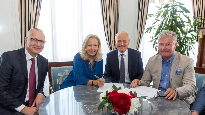 © The contract ist signed, Berlin, May 17, 2019: l. to r. Stephan Possekel, Catherine von Fürstenberg-Dussmann, Dr. Wolfgang Häfele, Eddie Walsh