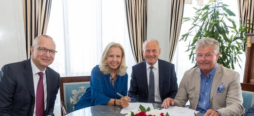 © The contract ist signed, Berlin, May 17, 2019: l. to r. Stephan Possekel, Catherine von Fürstenberg-Dussmann, Dr. Wolfgang Häfele, Eddie Walsh