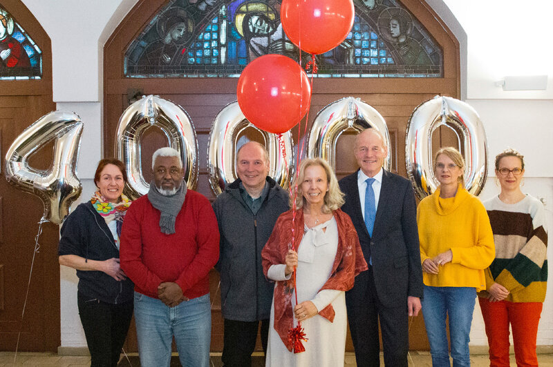 © The team around Lissy Eichert (left) and Father Karl-Hermann Lenz (third from left) were happy about the donation and the meeting with Catherine von Fürstenberg-Dussmann and Dr. Wolfgang Häfele.