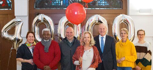 © The team around Lissy Eichert (left) and Father Karl-Hermann Lenz (third from left) were happy about the donation and the meeting with Catherine von Fürstenberg-Dussmann and Dr. Wolfgang Häfele.