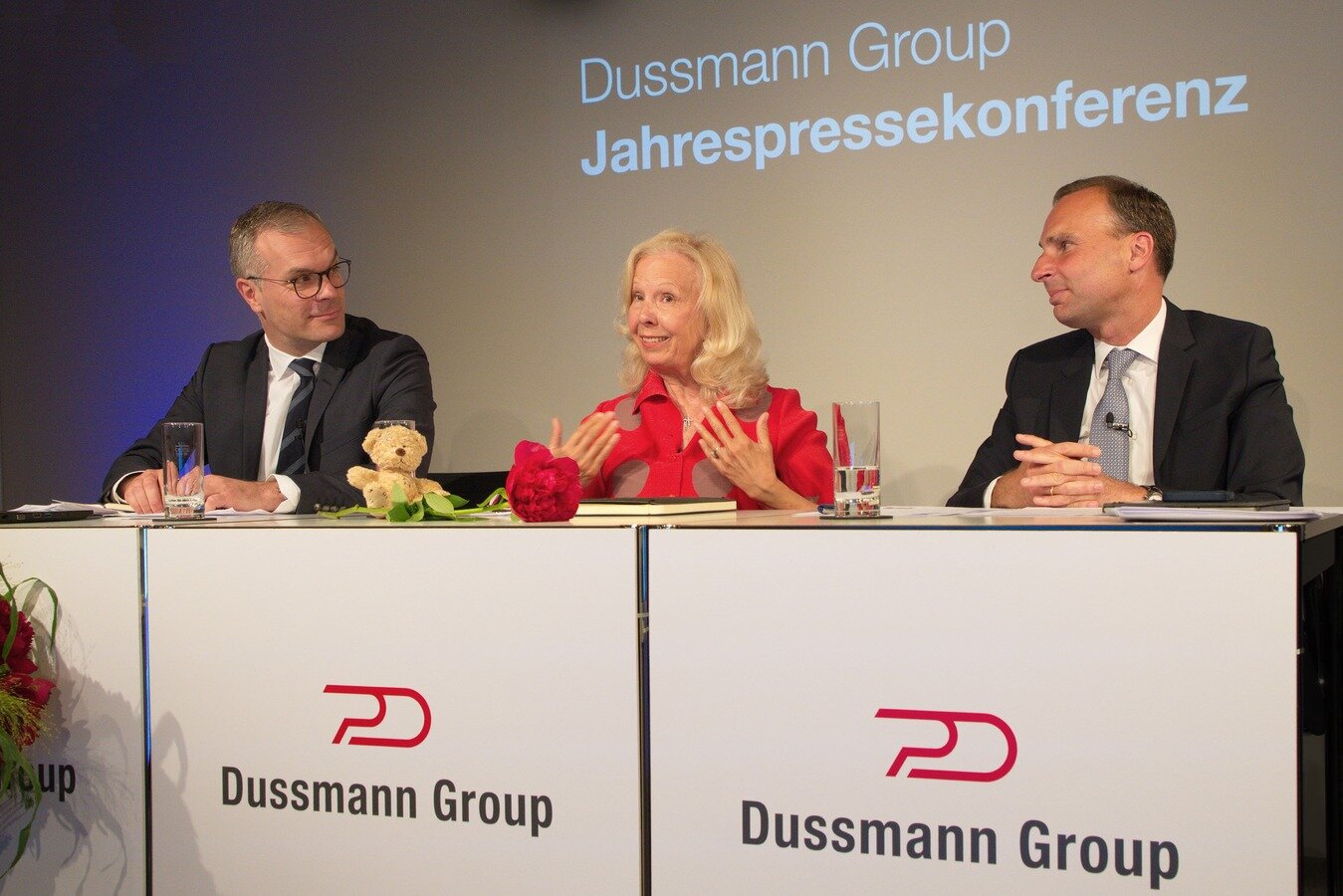 © Catherine von Fürstenberg-Dussmann and Wolf-Dieter Adlhoch (right) at the annual press conference in Berlin. Left: Head of Group Communications Markus Talanow (Copyright: Dussmann Group / Fotograf: Thomas Ecke)
