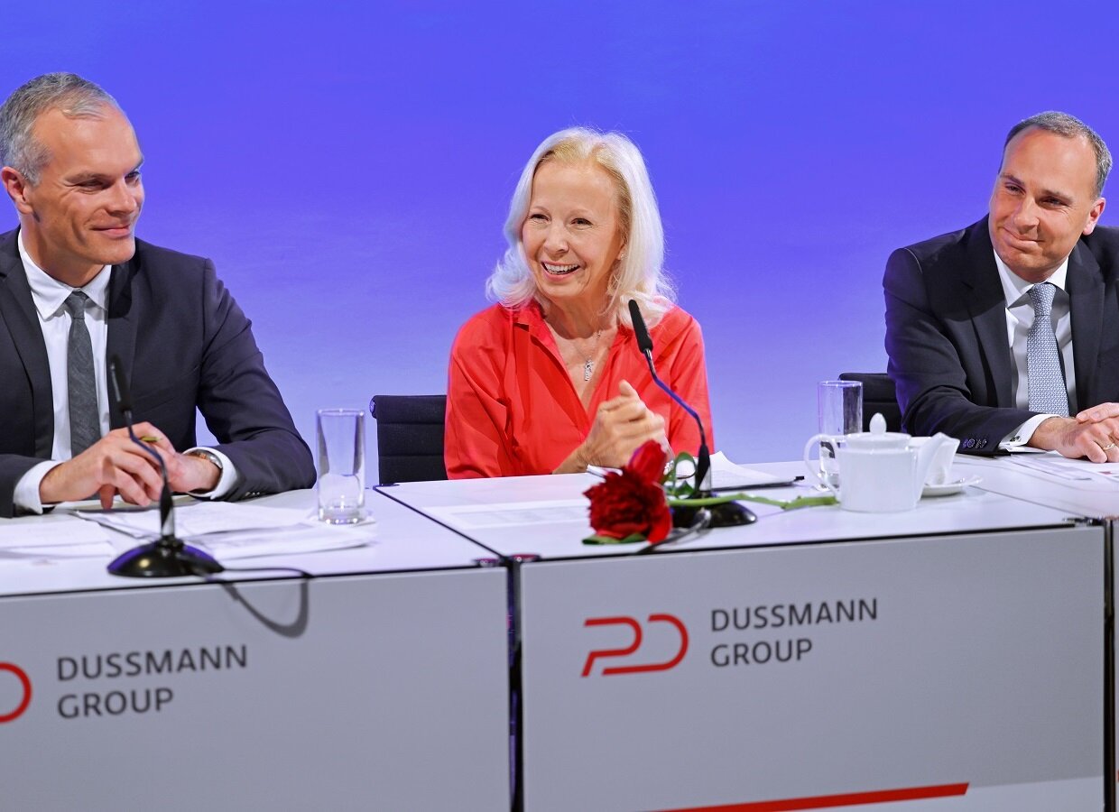 Catherine von Fürstenberg-Dussmann and Wolf-Dieter Adlhoch (right) at the annual press conference in Berlin. Left: Head of Group Communications Markus Talanow