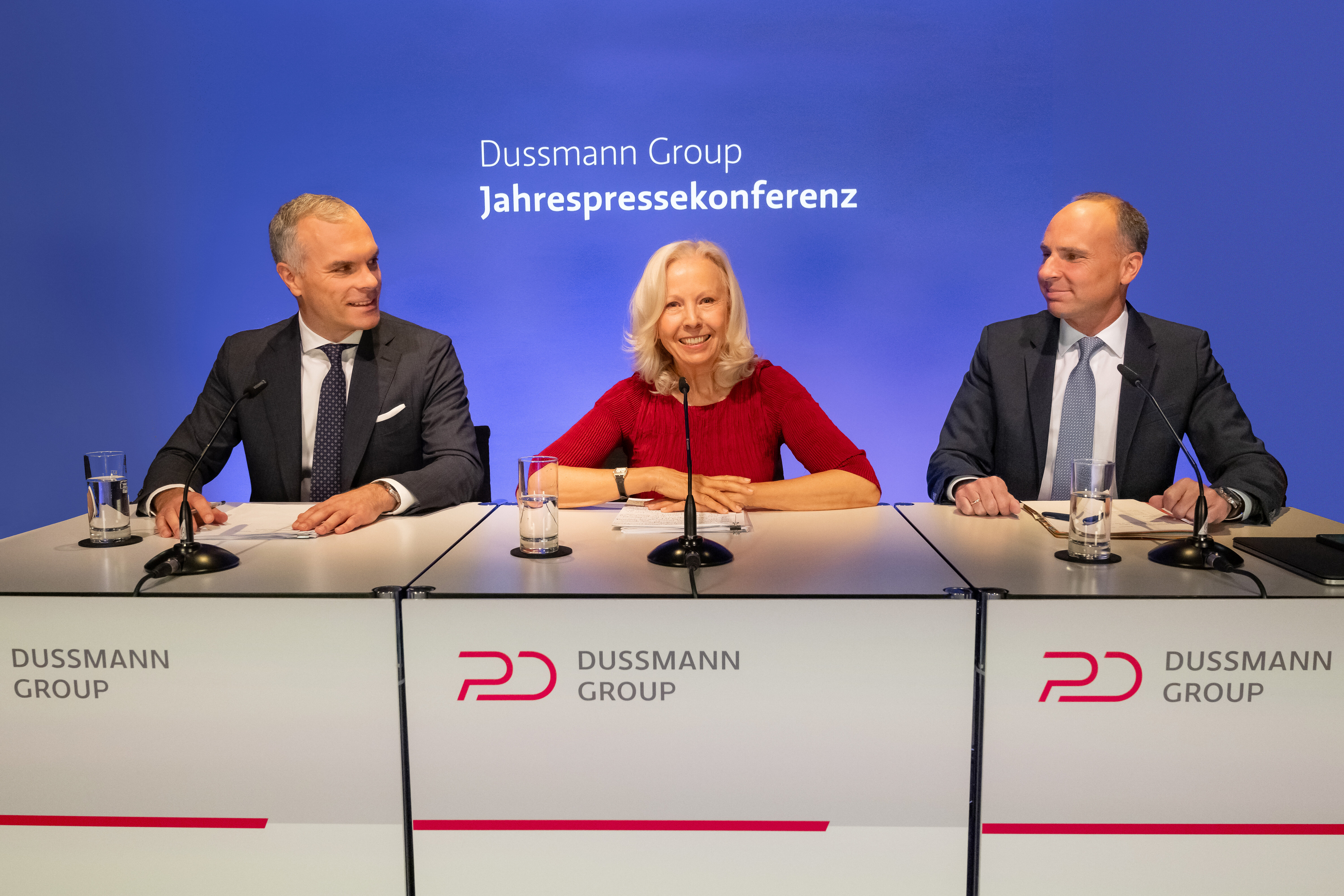 Catherine von Fürstenberg-Dussmann and CEO Wolf-Dieter Adlhoch (right) at the Dussmann Group's annual press conference on May 15, 2024 in Berlin. Left in the picture: Group spokesman Markus Talanow | © Copyright: Dussmann Group / Foto: Thomas Ecke