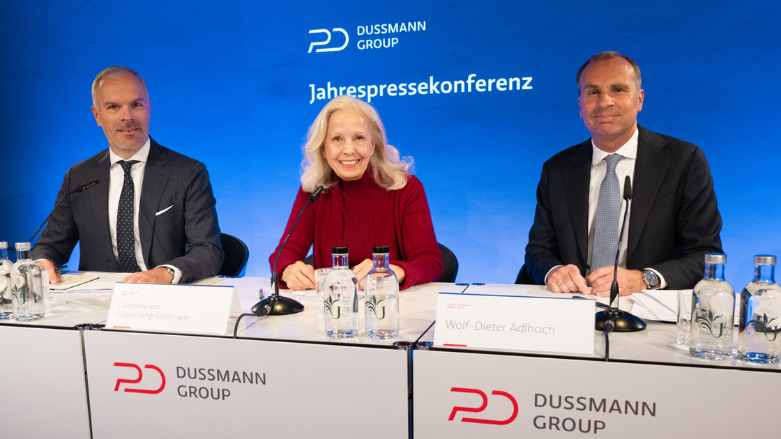 Catherine von Fürstenberg-Dussmann with Wolf-Dieter Adlhoch (right), CEO of Dussmann Group, and Group Spokesperson Markus Talanow at the Dussmann Group’s annual press conference on May 12, 2026. | © Photo: Dussmann Group / Photographer: Thomas Ecke