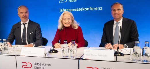 Catherine von Fürstenberg-Dussmann with Wolf-Dieter Adlhoch (right), CEO of Dussmann Group, and Group Spokesperson Markus Talanow at the Dussmann Group’s annual press conference on May 12, 2026. | © Photo: Dussmann Group / Photographer: Thomas Ecke