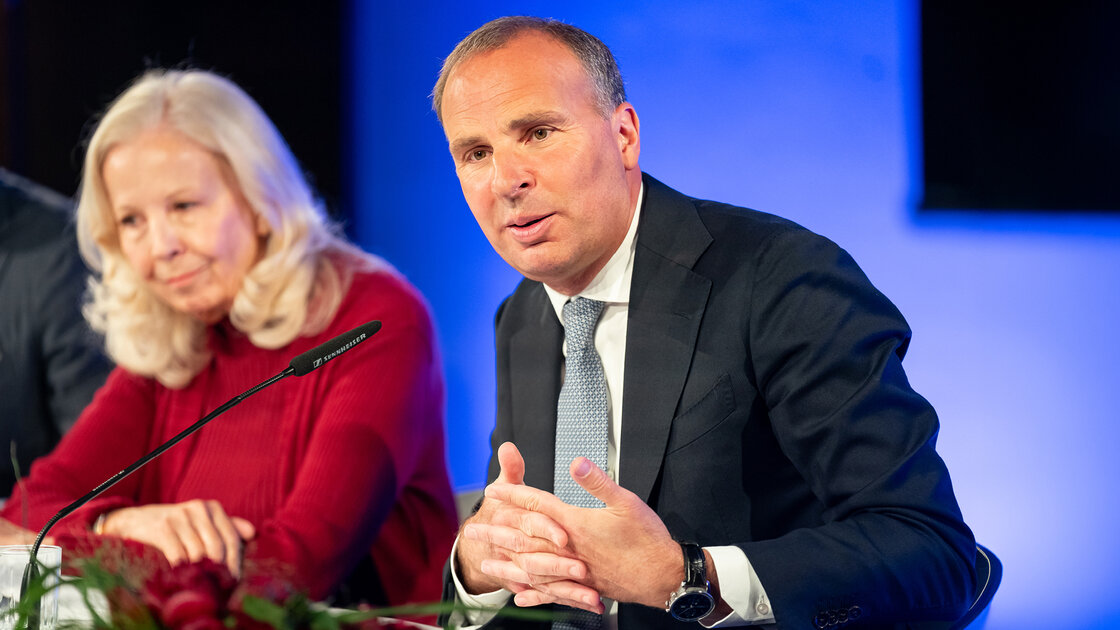 Catherine von Fürstenberg-Dussmann and Wolf-Dieter Adlhoch, CEO of Dussmann Group, at the Dussmann Group’s annual press conference on May 12, 2026. | © Photo: Dussmann Group / Photographer: Thomas Ecke